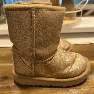 UGG Gold Glitter Girls’ size 8 EUC